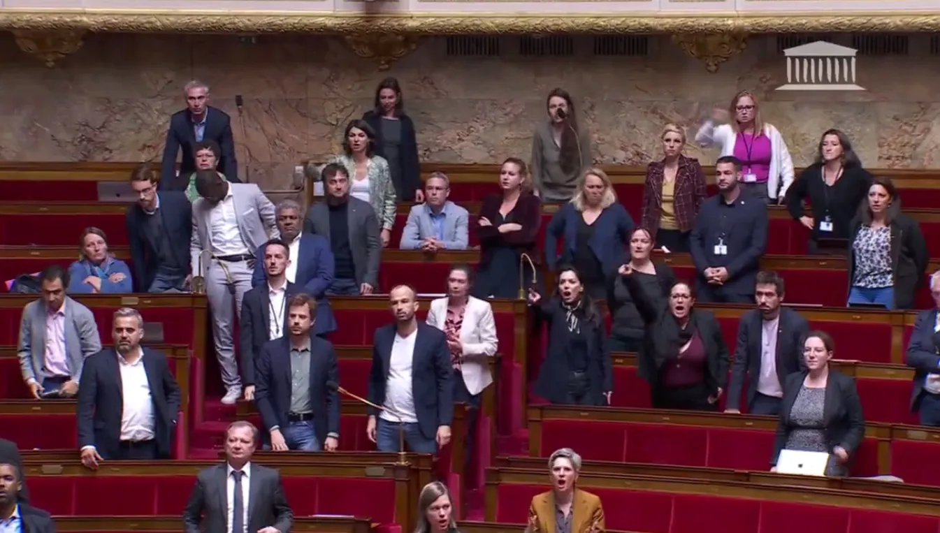 Awantura we francuskim parlamencie. Podczas przemówienia czarnoskórego posła: „Niech wracają do Afryki!” WIDEO