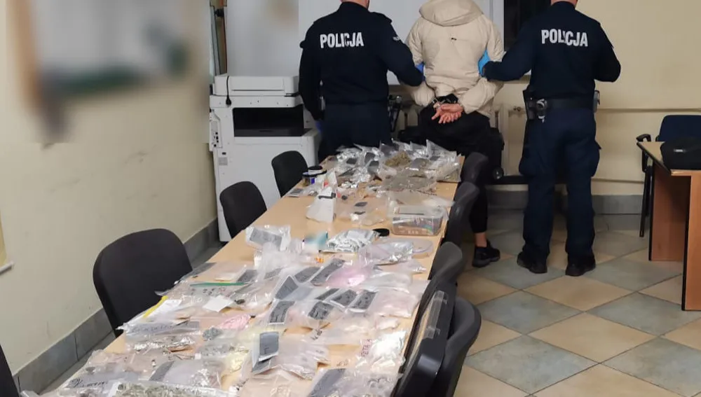 Bagażnik auta wypełniony narkotykami. Zatrzymany 20-latek