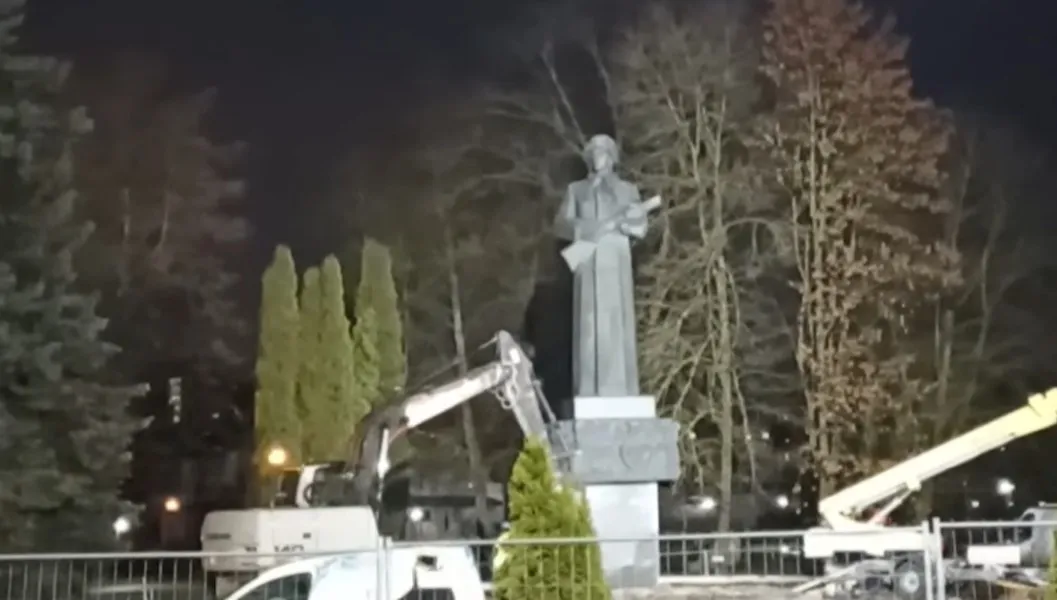 Kolejny symbol komunizmu na Łotwie obalony, ale... Dla mera miasta to "profanacja i barbarzyńskie działania" [WIDEO]