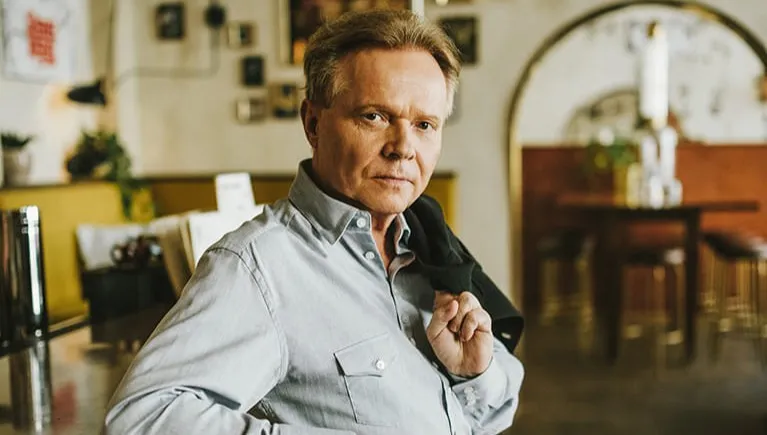 Hejterzy nie mają z nim lekkiego życia. Michał Bajor: Ja ich w ogóle nie czytam...