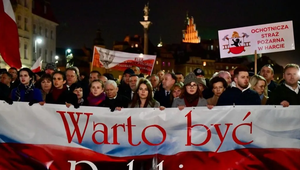 Marsz Pamięci na ulicach Warszawy. Nie zabrakło Klubów "Gazety Polskiej"