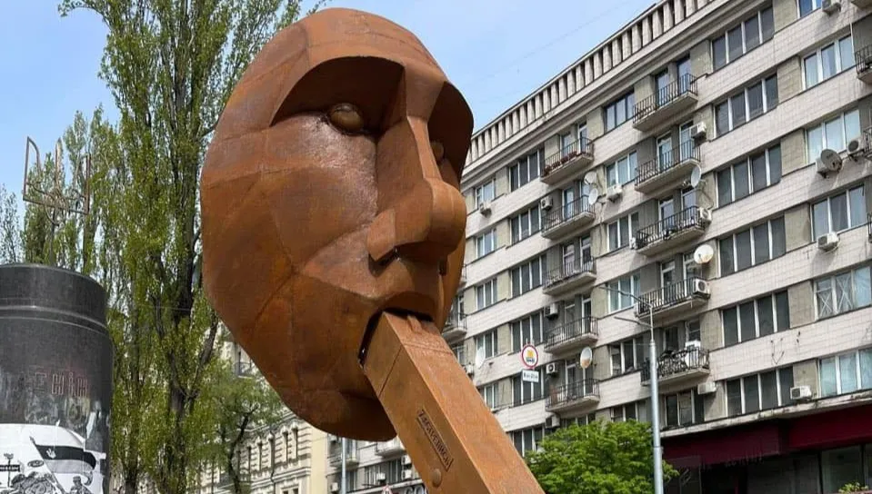 Twarz i ręka "Putlera" z czasem zostaną zjedzone przez korozję. Takie dzieło ukraiński artysta zostawi potomkom