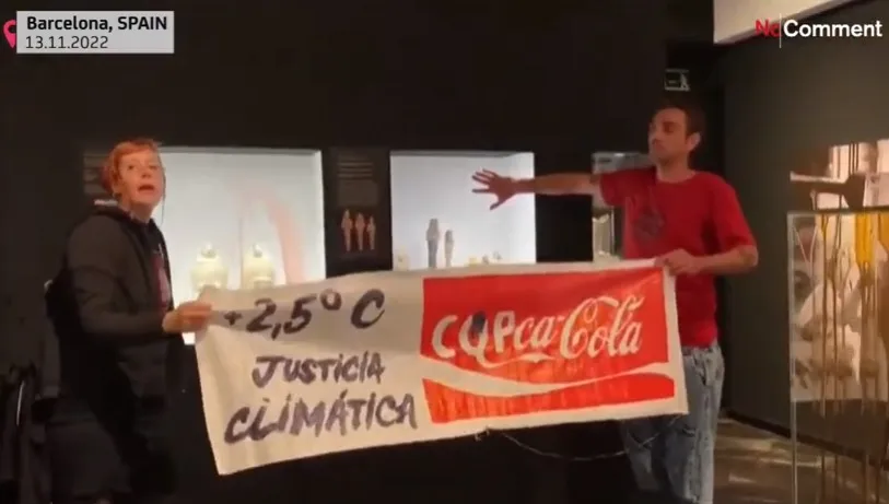 Eko-wandale w Muzeum Egipskim w Barcelonie. Oblali sztuczną ropą replikę mumii faraona