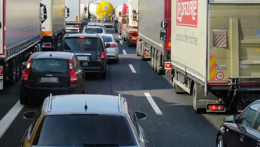 Nie dość, że trwają prace, to jeszcze podmyło jezdnie. Olbrzymie korki na Czerniakowskiej w Warszawie