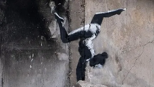 Malował na ścianach zniszczonych budynków w rejonie Kijowa. Banksy opublikował FILM o swoim pobycie na Ukrainie