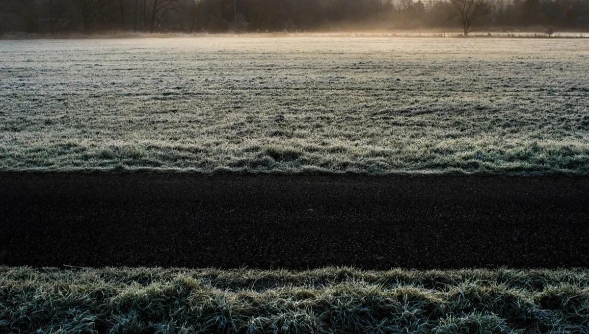 Ślisko na drogach i chodnikach w całym kraju