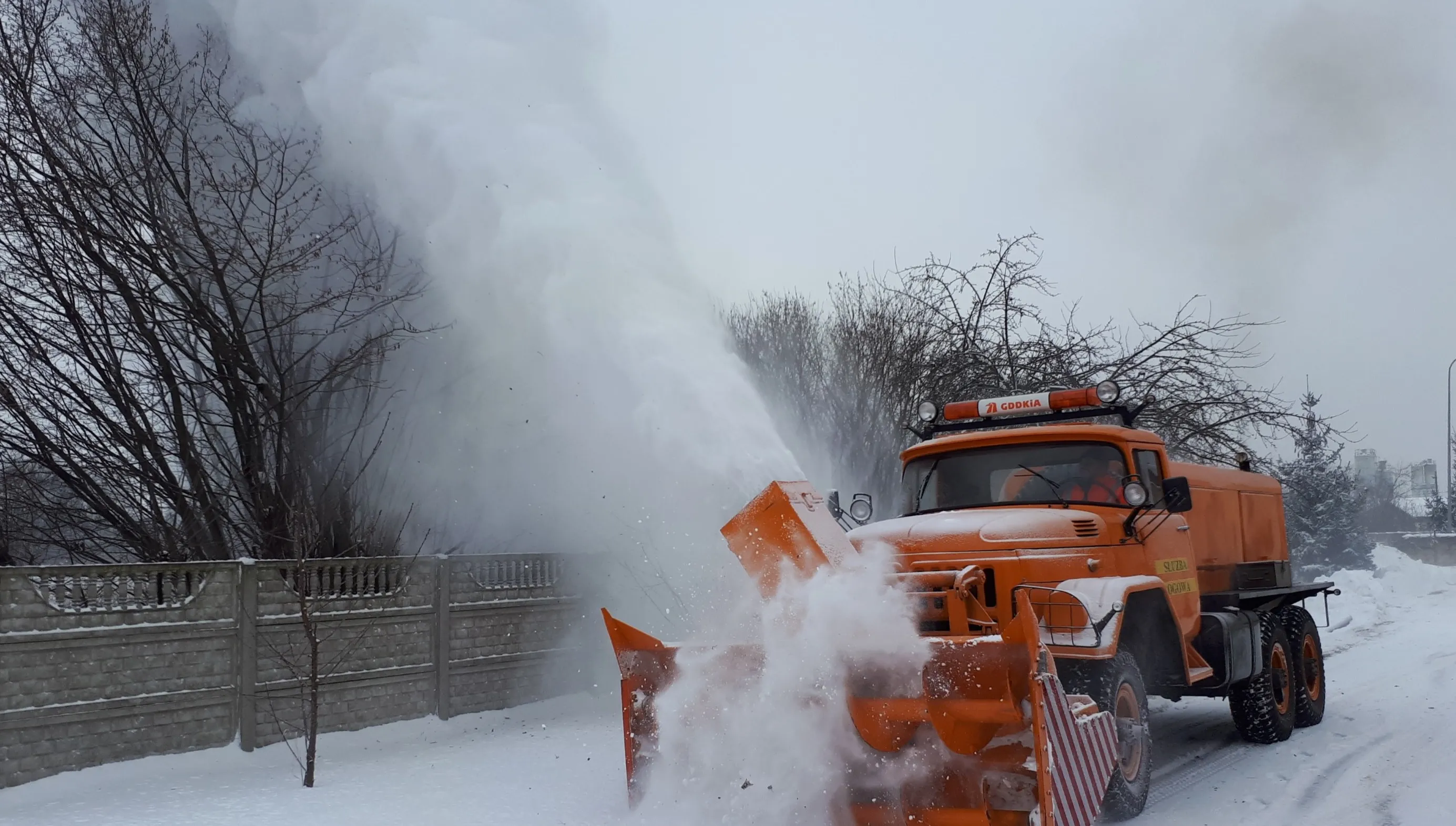 Posypywarki wyjechały na stołeczne ulice