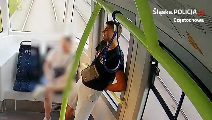UWAGA: Policja szuka sprawcy ataku w tramwaju. ZOBACZ zdjęcia!