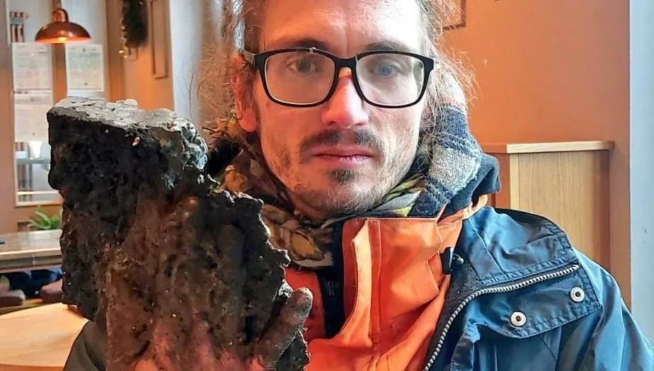 Przykleił się do asfaltu, ale... klej okazał się zbyt mocny. Te ZDJĘCIA robią furorę w sieci!