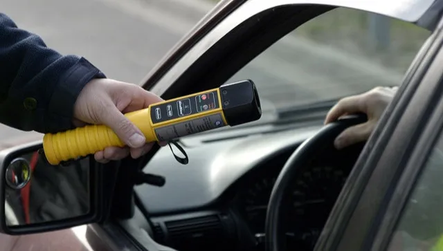 Auto uderzyło w barierki w centrum Warszawy. Kierowca miał ponad 2 promile