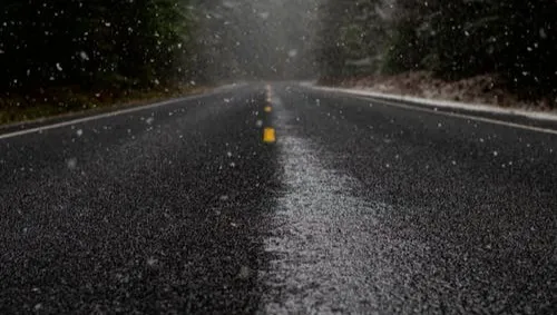 Trudne warunki na drogach. Autobus uderzył w dom