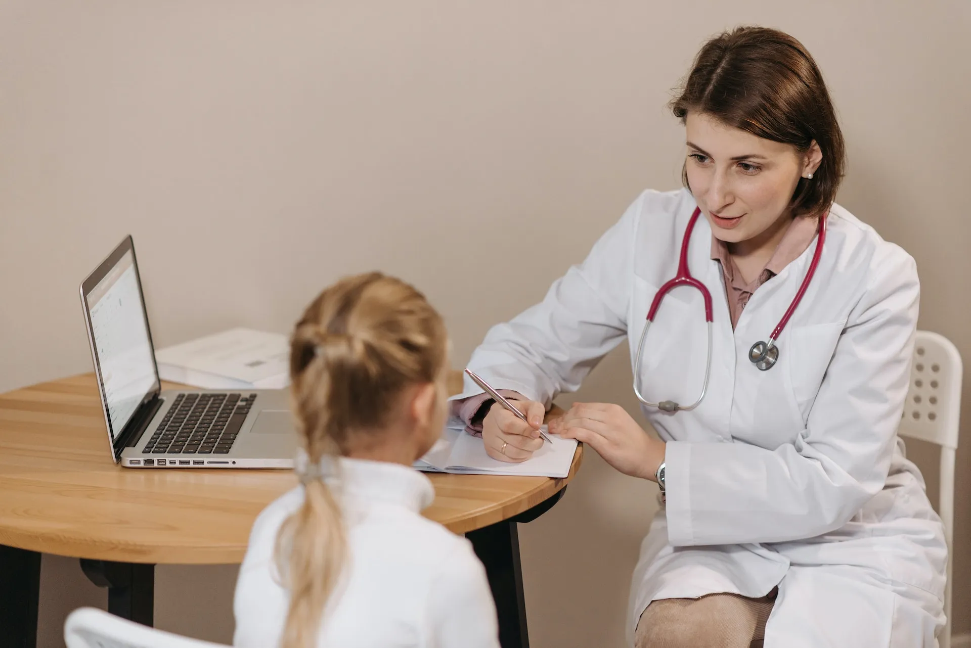 Dyrektor szkoły żąda zaświadczenia o zdrowiu dziecka… Ma takie prawo?