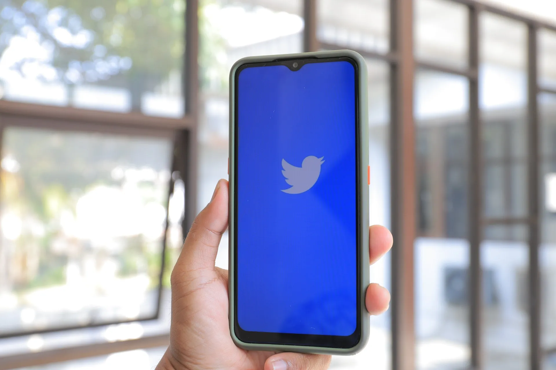 Potężna lewicowa grupa finansowa zaatakowała reklamodawców na Twitterze
