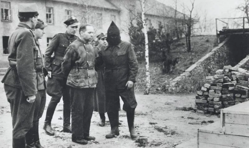 Rudolf Hoess w drodze na szubienicę w obozie Auschwitz-Birkenau
