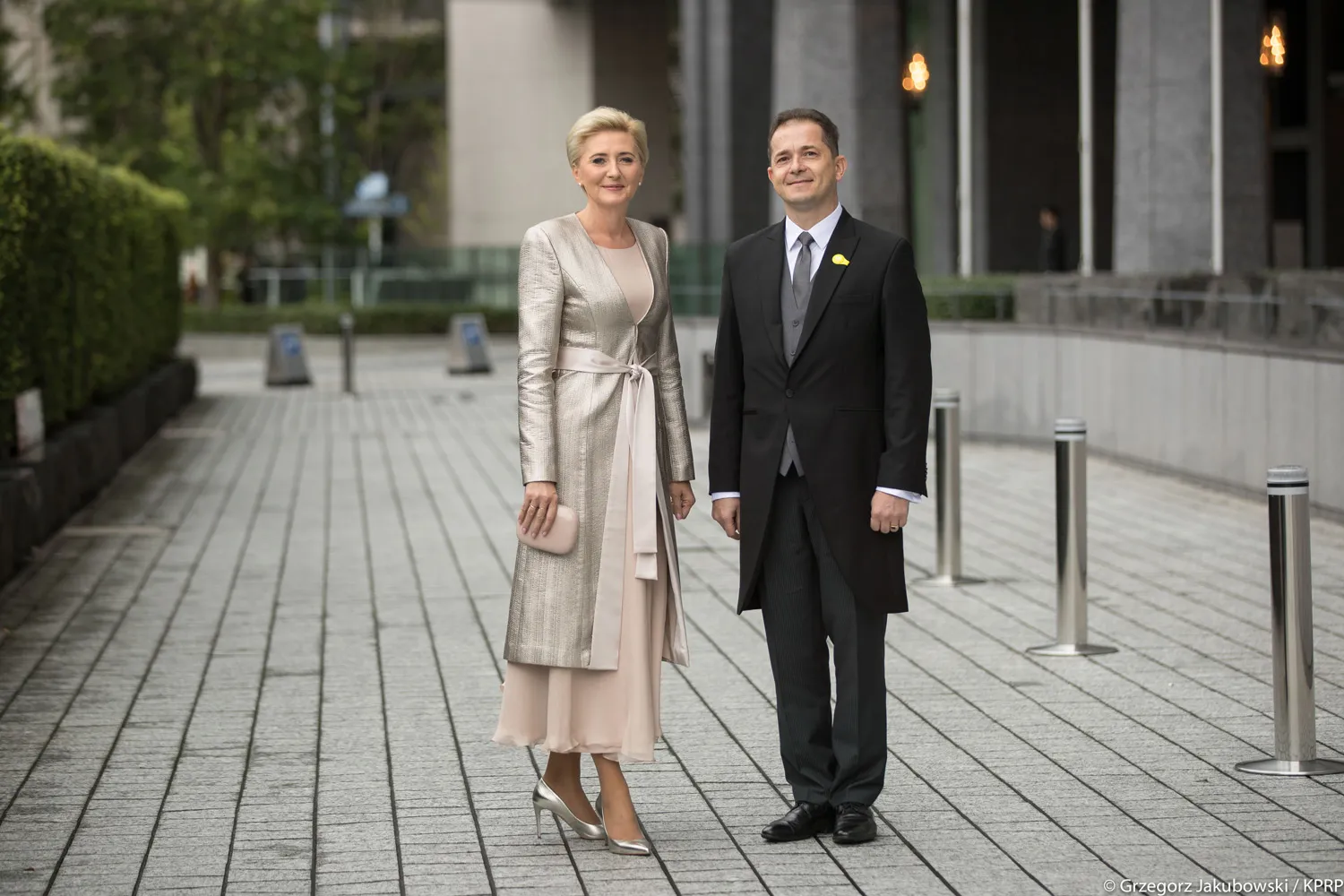 Małżonka Prezydenta reprezentowała w Tokio Polskę podczas ceremonii intronizacji Cesarza Japonii. Na zdjęciu z Ambasadorem RP w Japonii.