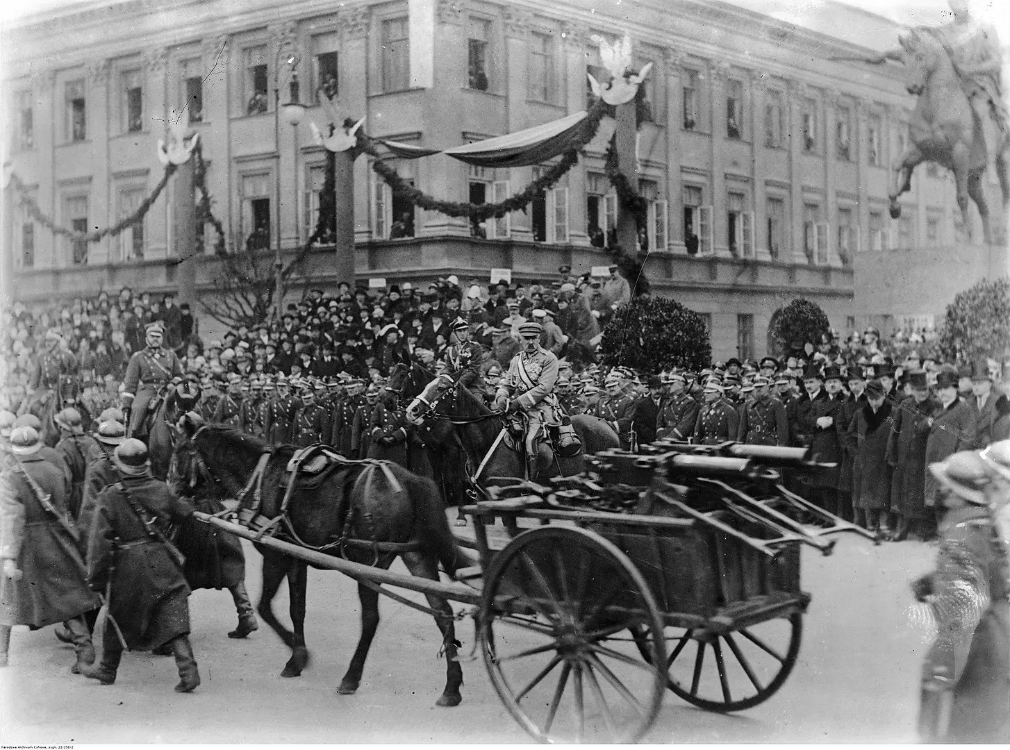 Józef Piłsudski przed pomnikiem księcia Józefa Poniatowskiego przy pałacu Prezydium Rady Ministrów przyjmuje defiladę oddziałów 36 pułku piechoty Legii Akademickiej.