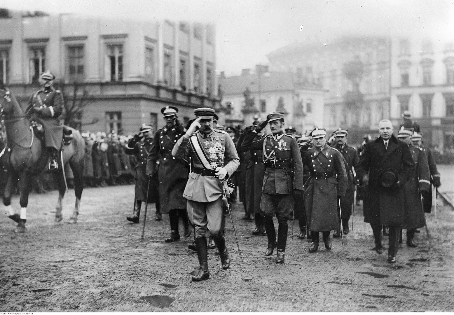 Przybycie Marszałka Józefa Piłsudskiego. Widoczni także generał Daniel Konarzewski (na koniu), mjr Zygmunt Wenda (na prawo za Marszałkiem), płk Sergiusz Zahorski (na prawo za mjr. Wendą)