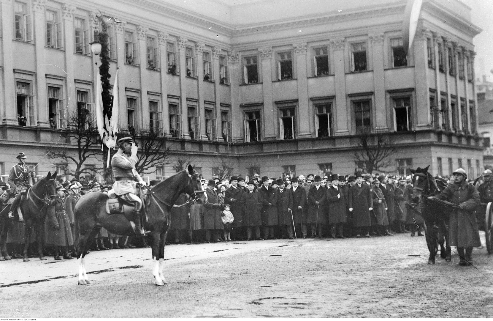Marszałek Józef Piłsudski na koniu przed pałacem Prezydium Rady Ministrów przyjmuje defiladę wojska.
