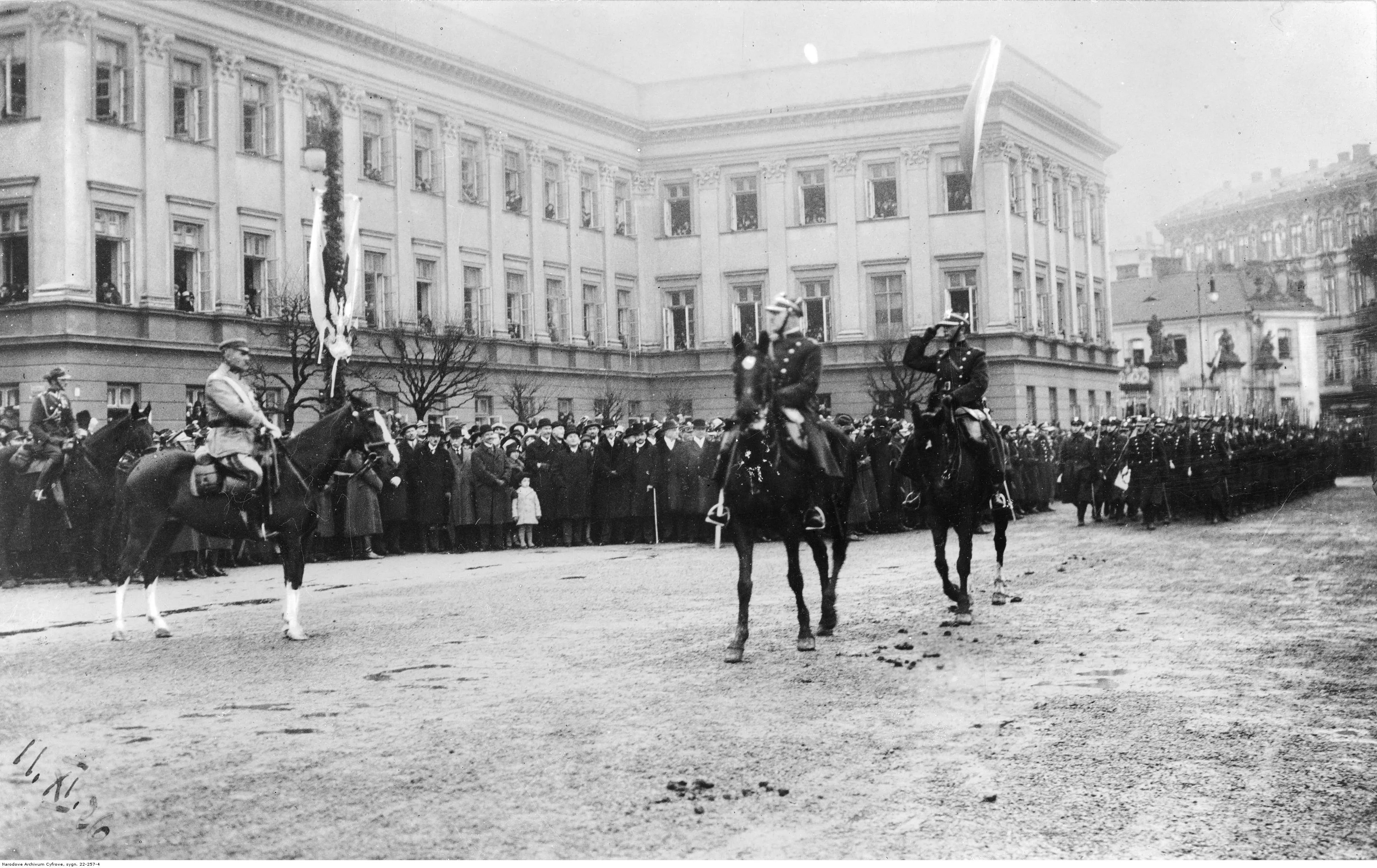 Marszałek Józef Piłsudski na koniu przed pałace Prezydium Rady Ministrów przyjmuje defiladę wojska.