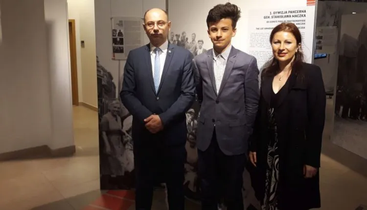 Jakub Vaugon z mamą podczas wizyty w IPN