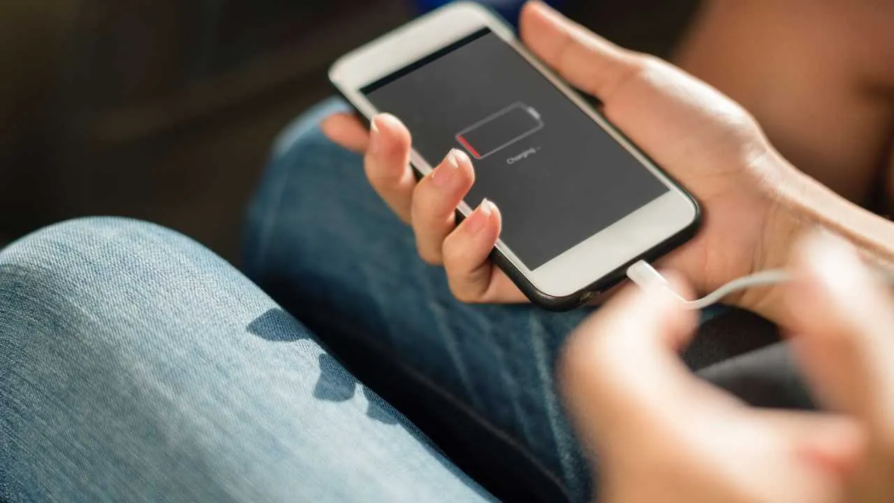 FBI: Nie korzystajcie z publicznych stacji ładowania telefonów