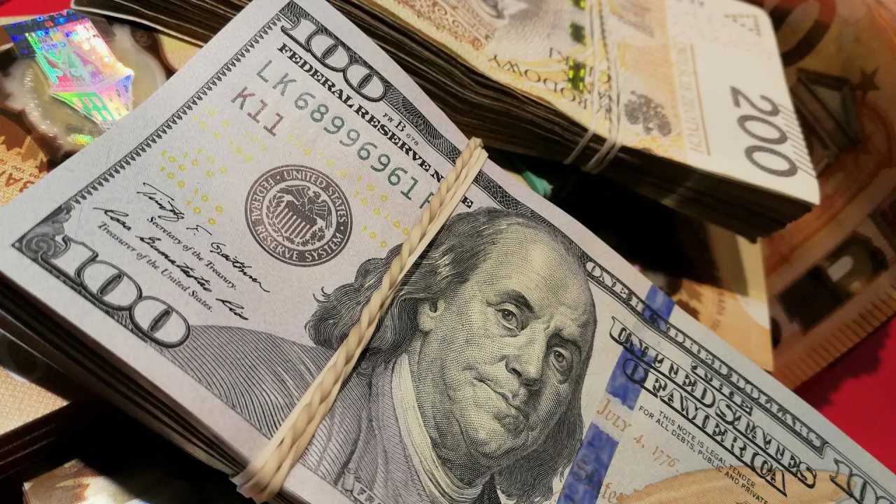 Złoty mocniejszy wobec euro, franka i dolara