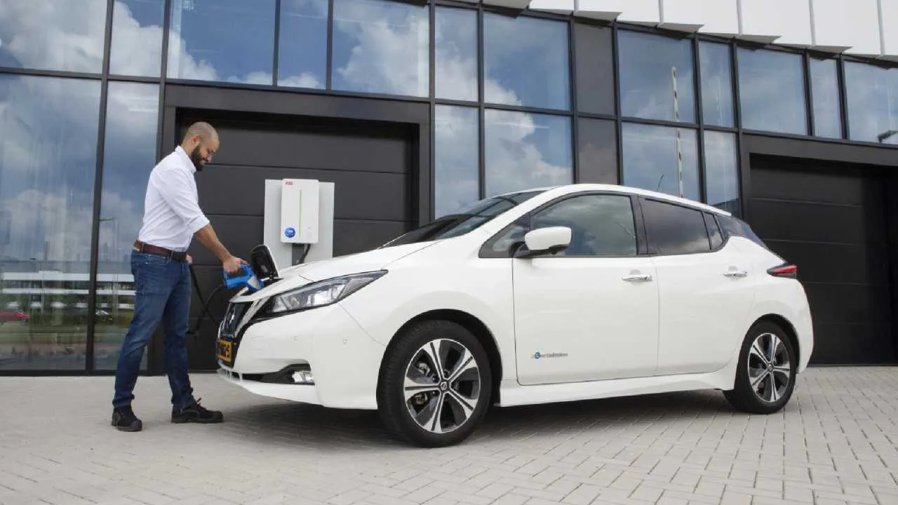 Pożar statku z "elektrykami". Jest plan