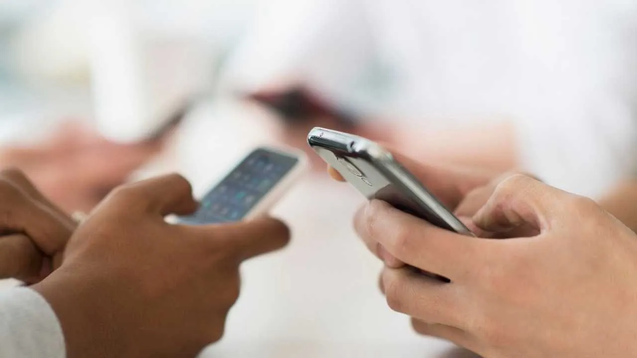 Polacy oszczędzają na telefonach