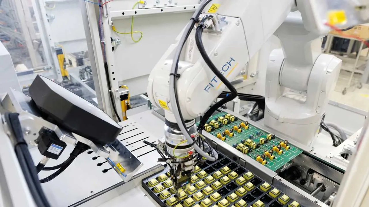 Sezon letni sprzyja bardziej firmom usługowym niż produkcyjnym