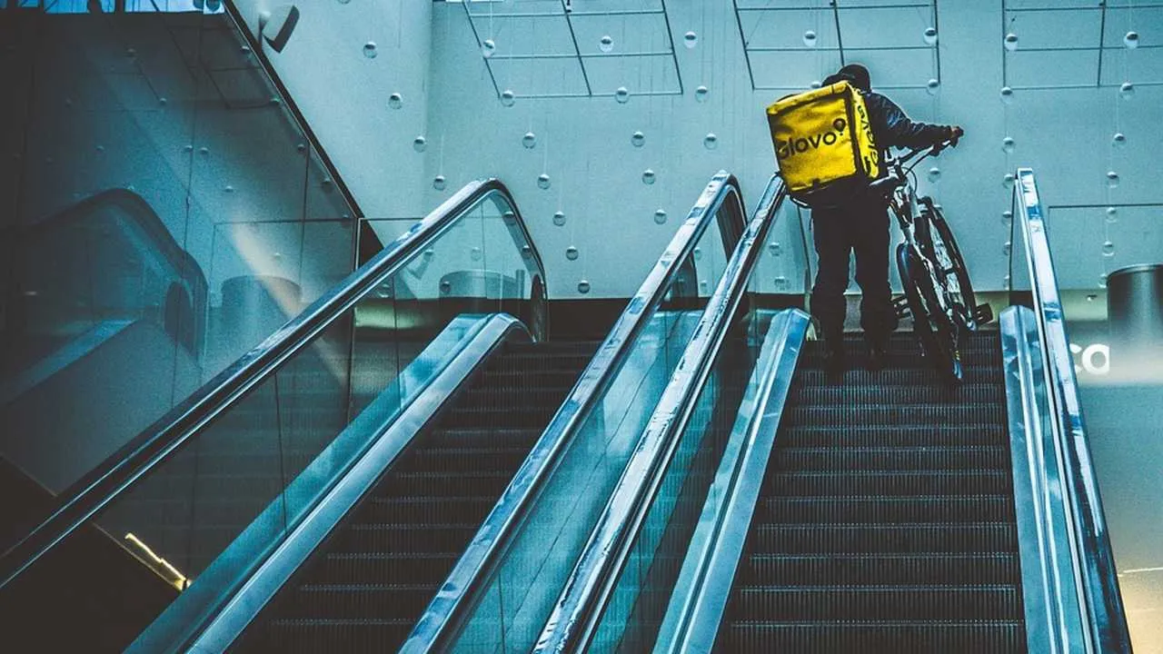 Glovo z zarzutami wprowadzania konsumentów w błąd
