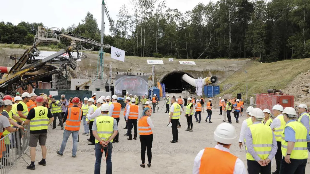Szybko, bo przez tunel
