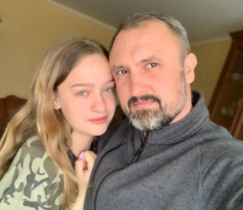 Фото з донькою після звільнення чоловіка з полону