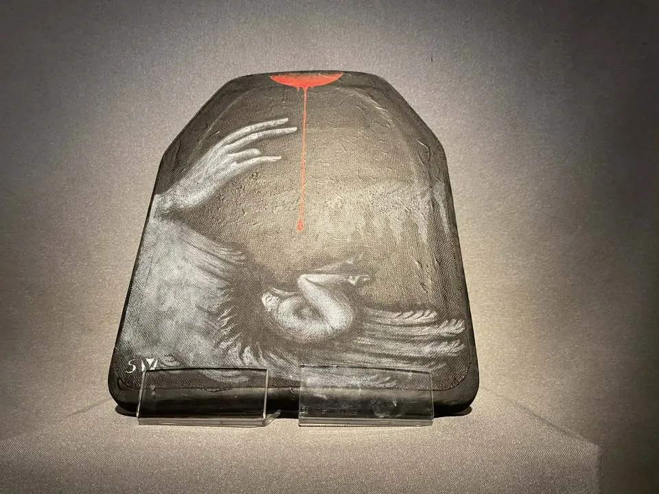 Swiatosław Władyka, „Bo oni będą nazwani synami Bożymi”, ceramiczna płyta pancerna, akryl/ikona namalowana na froncie wojennym