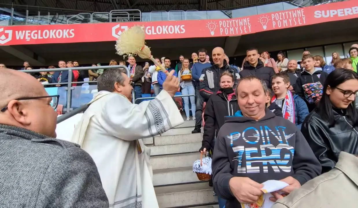 Święcenie pokarmów na stadionie