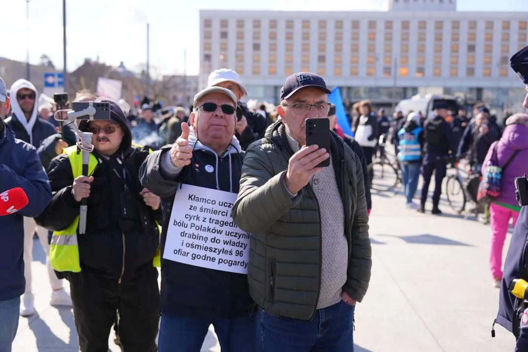 Patoaktywiści znów starali się zakłócać uroczystości na pl. Piłsudskiego