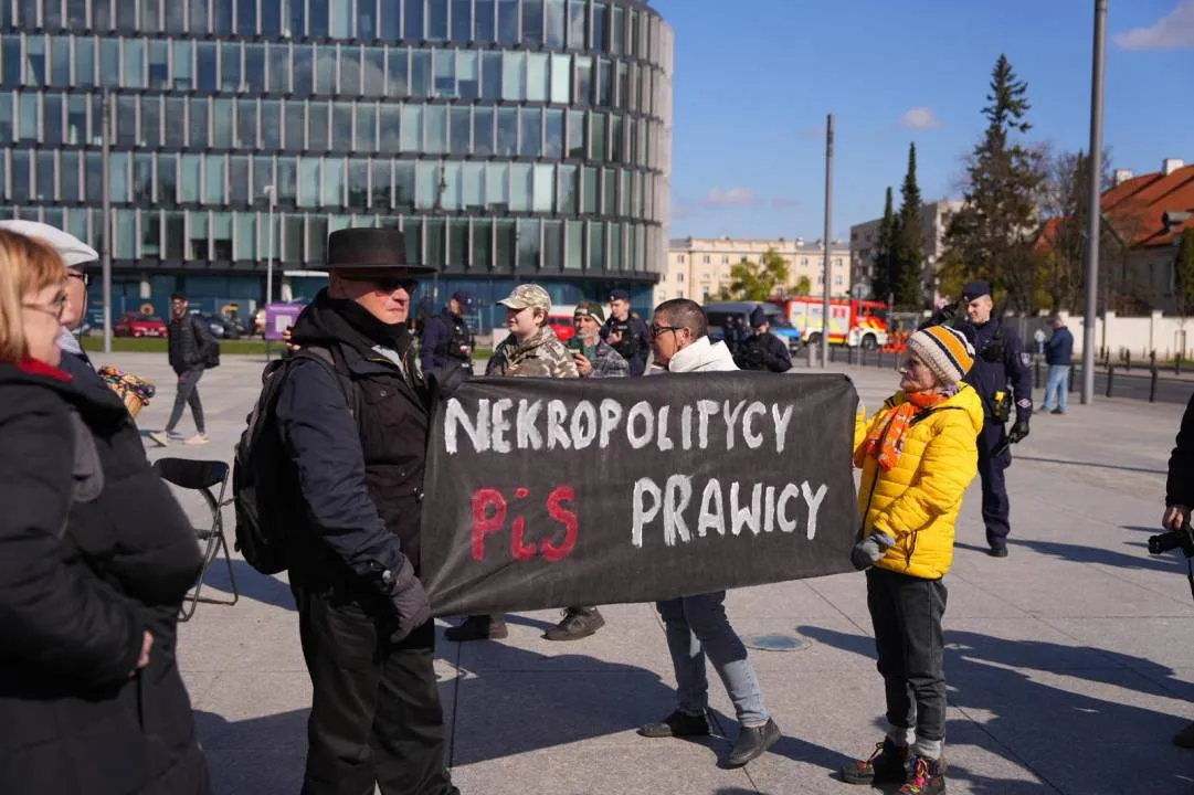 Patoaktywiści znów starali się zakłócać uroczystości na pl. Piłsudskiego