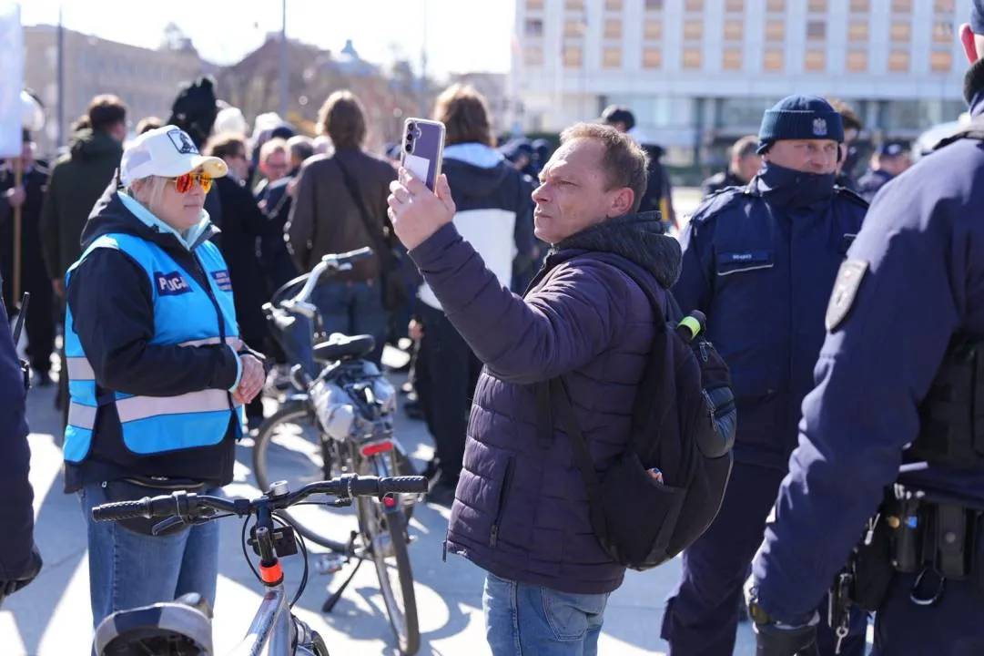 Patoaktywiści znów starali się zakłócać uroczystości na pl. Piłsudskiego