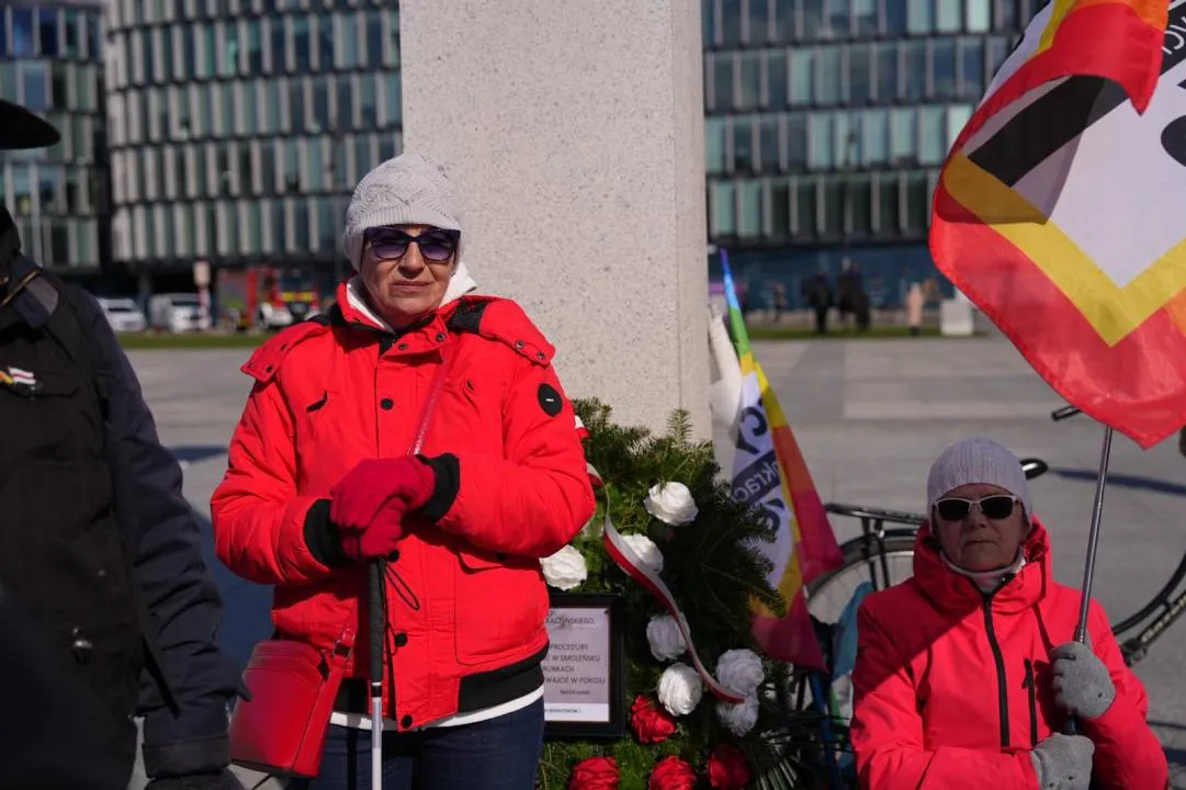 Patoaktywiści znów starali się zakłócać uroczystości na pl. Piłsudskiego