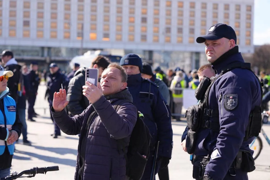 Patoaktywiści znów starali się zakłócać uroczystości na pl. Piłsudskiego