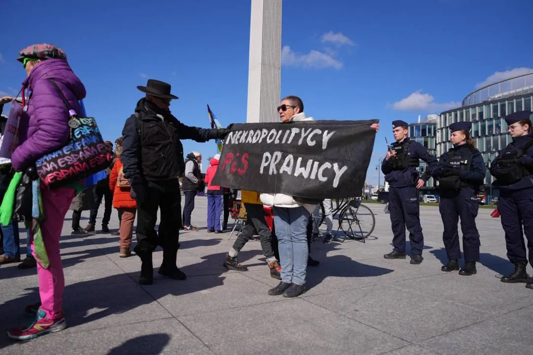 Patoaktywiści znów starali się zakłócać uroczystości na pl. Piłsudskiego