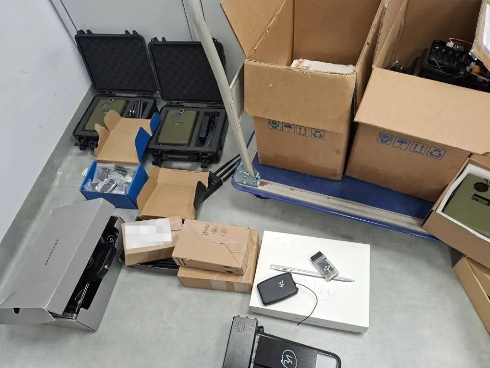 Policjanci zatrzymali 16 osób, sprzęt i narkotyki