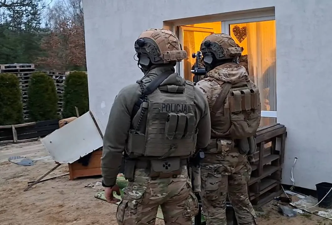 Policjanci zatrzymali 16 osób, sprzęt i narkotyki