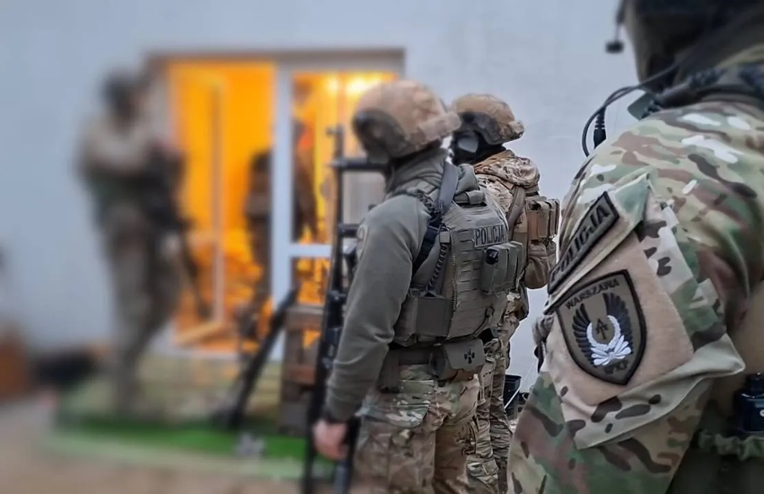 Policjanci zatrzymali 16 osób, sprzęt i narkotyki