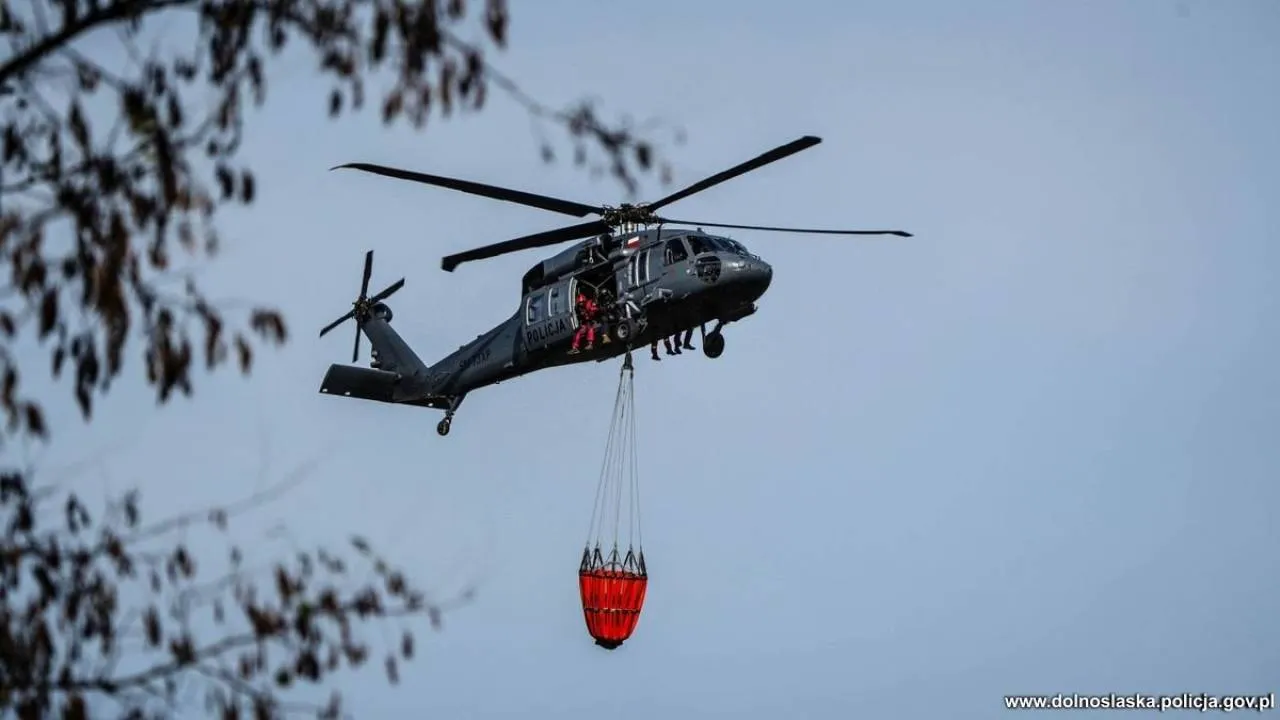 Policyjny Black Hawk zostanie włączony do akcji gaśniczej
