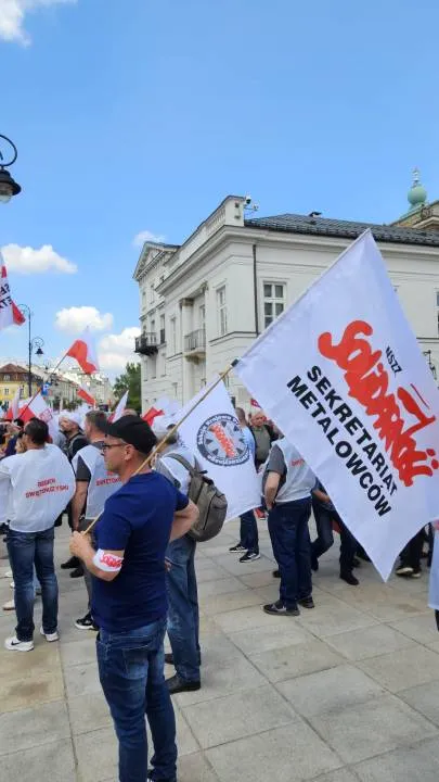 Z pl. Zamkowego ruszyła wielotysięczna manifestacja Solidarności i wielu innych środowisk