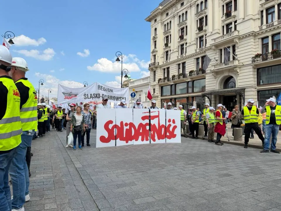 Z pl. Zamkowego ruszyła wielotysięczna manifestacja Solidarności i wielu innych środowisk