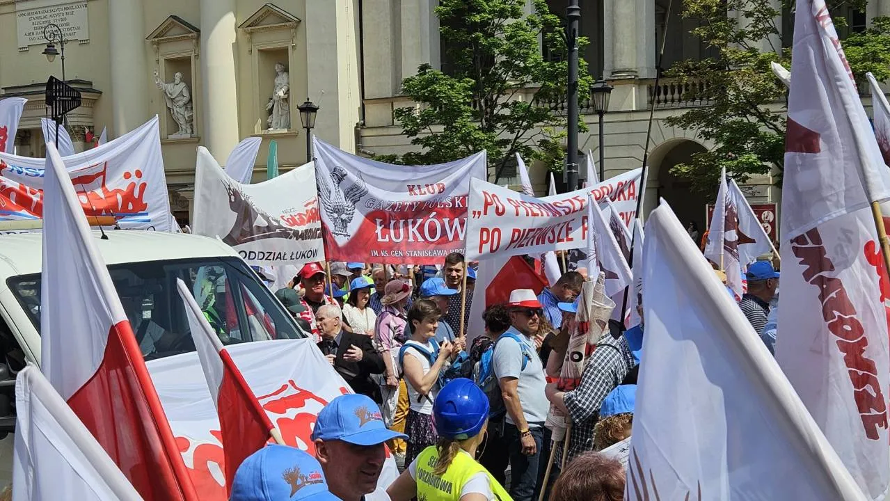 Z pl. Zamkowego ruszyła wielotysięczna manifestacja Solidarności i wielu innych środowisk