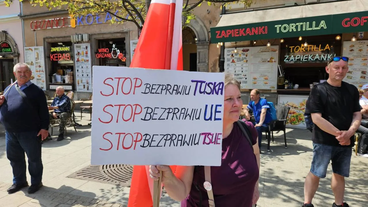 Z pl. Zamkowego ruszyła wielotysięczna manifestacja Solidarności i wielu innych środowisk