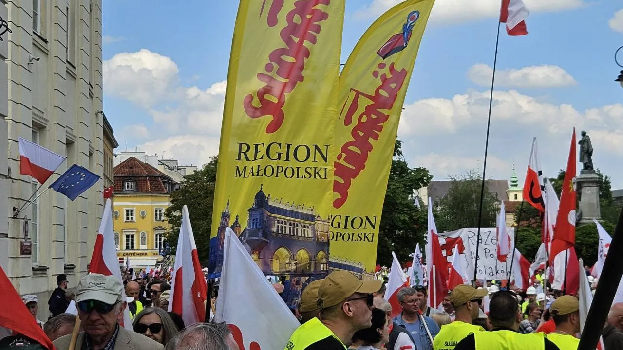 Z pl. Zamkowego ruszyła wielotysięczna manifestacja Solidarności i wielu innych środowisk