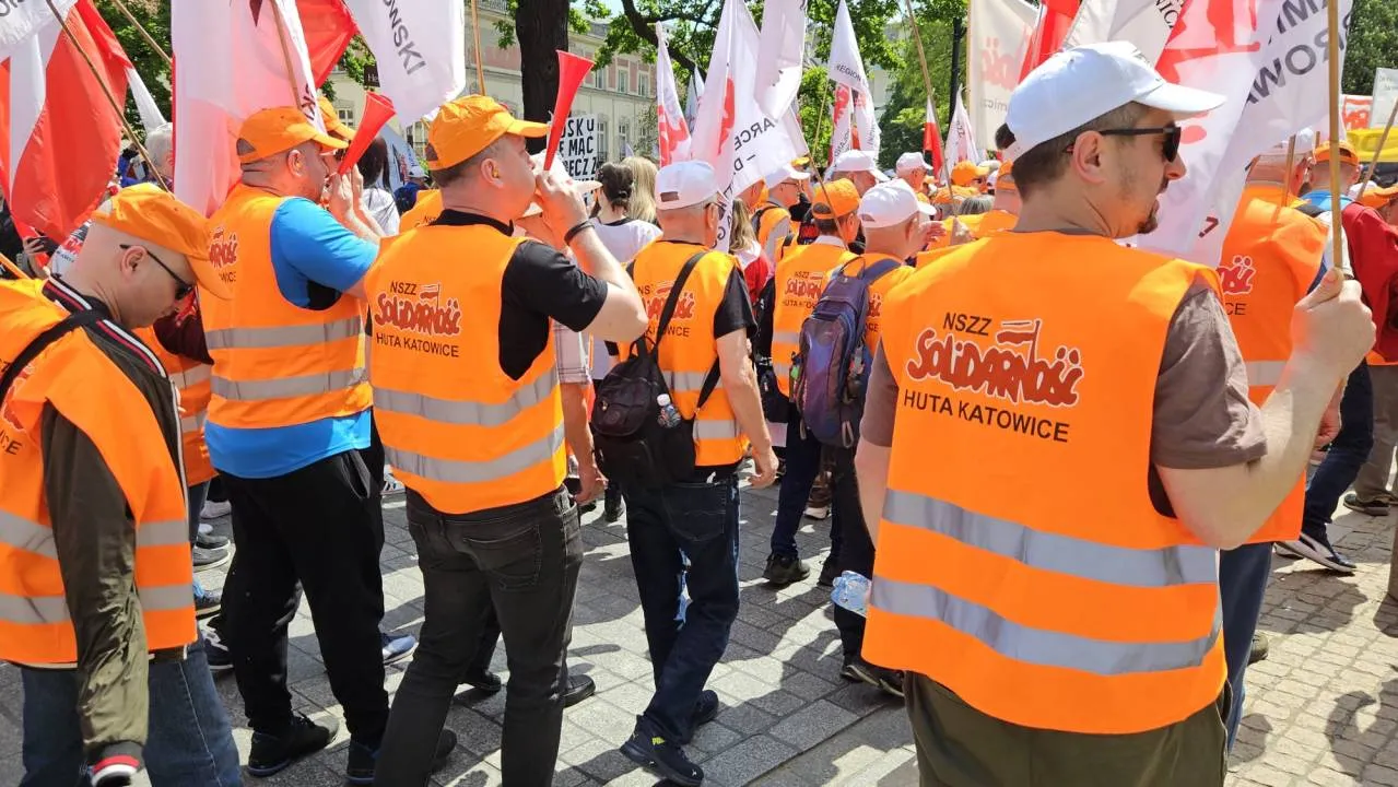 Z pl. Zamkowego ruszyła wielotysięczna manifestacja Solidarności i wielu innych środowisk